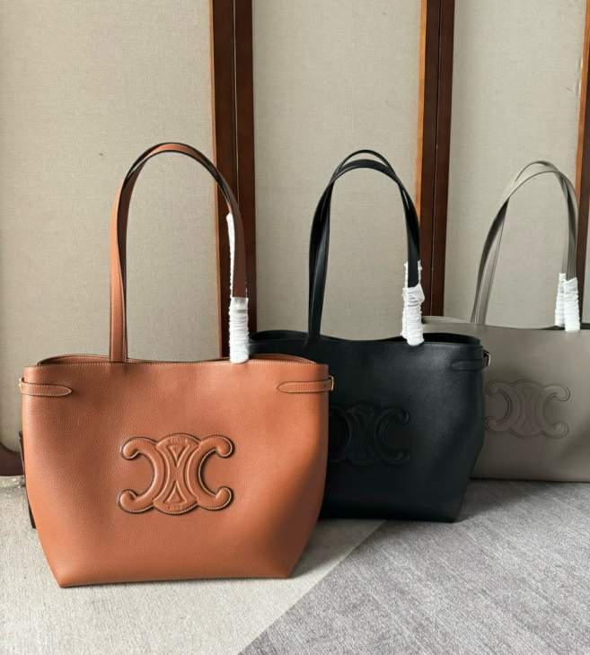 Picture of Celine Handbags _SKUfw225667481fw